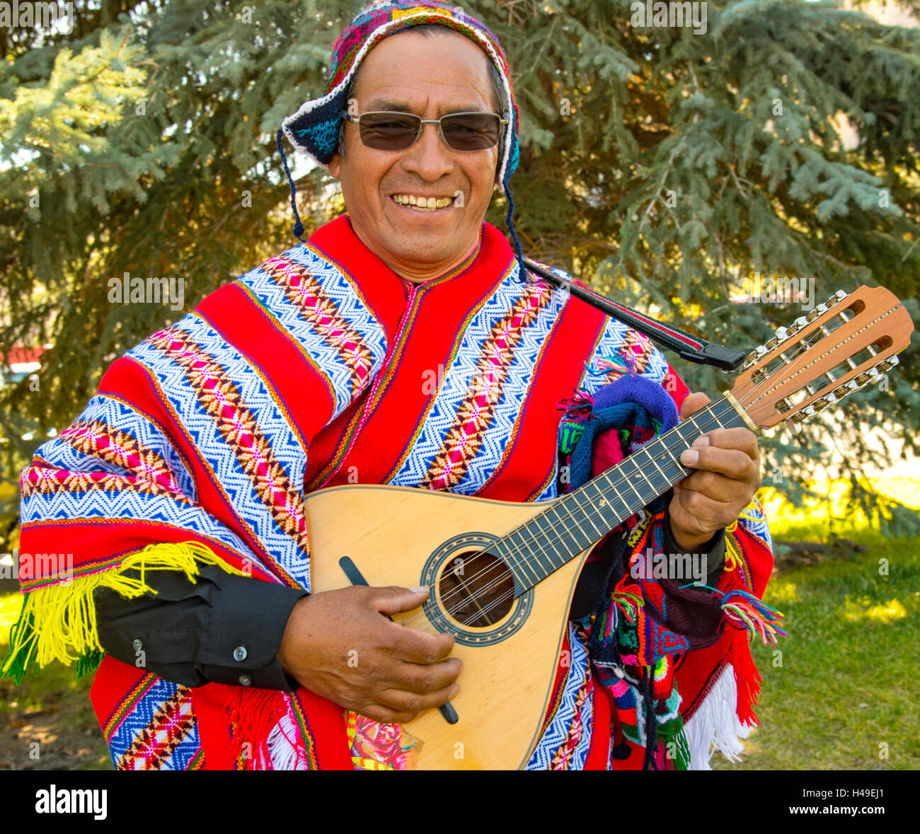 Detrás de las ovejas Festival Peruano, bailarines y músicos en folclor justo, Sun Valley, Kechum