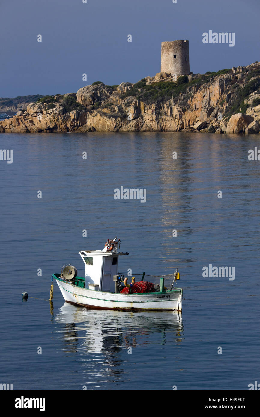 Italia, Cerdeña, costa, Torre Budello, barco de pesca, el mar, la luz de la mañana, Europa Meridional, Europa, isla del Mar Mediterráneo, la costa sur, rock, bilis, costa sur, estructura, históricamente, la torre, la torre de reloj, torre militar, Sarazenenturm, mañana, la pesca deportiva, el barco, la pesca de arrastre, cortador, Idilio, idílico, románticamente, descanso, nadie, BT Foto de stock