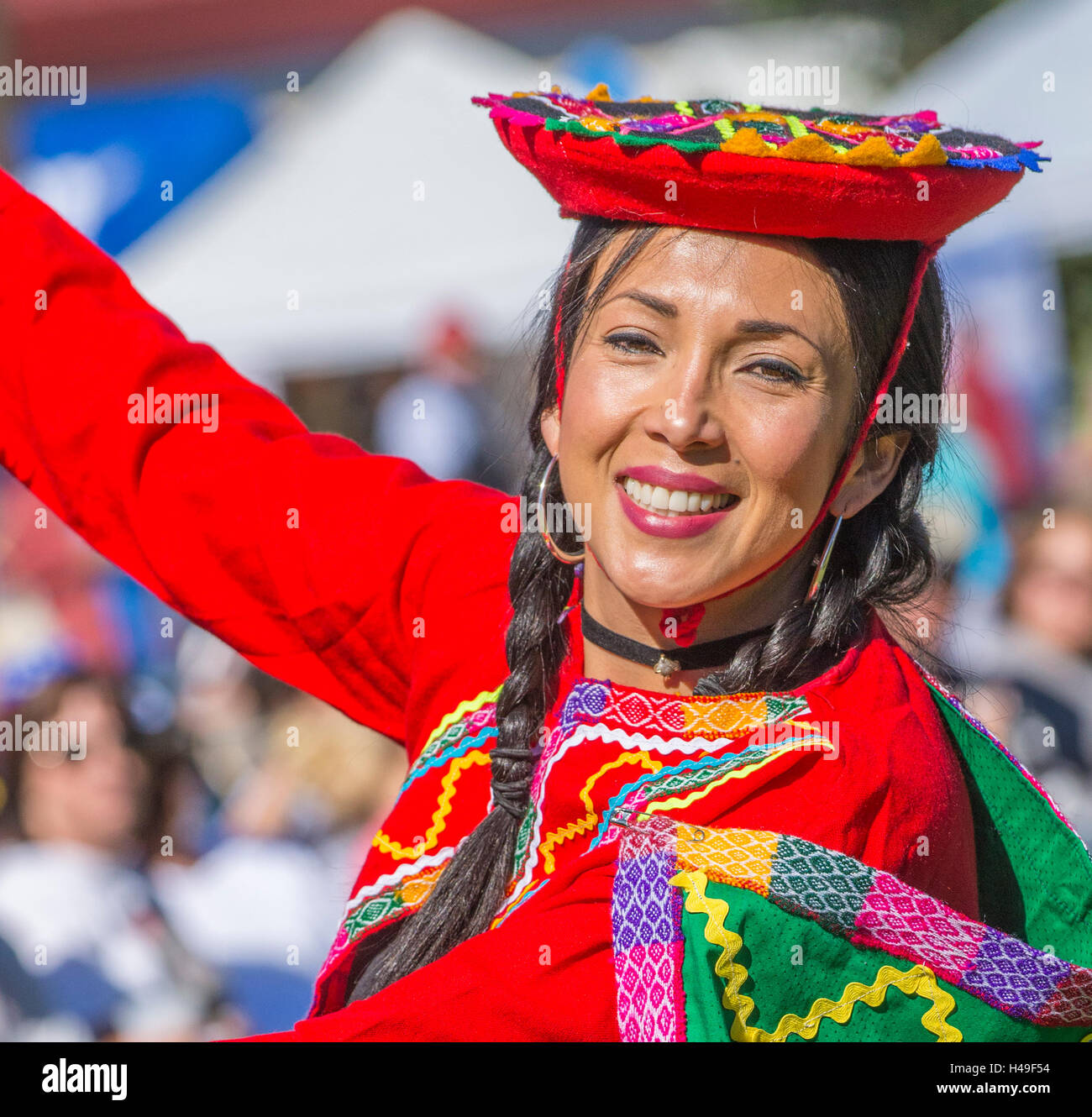 Detrás de las ovejas Festival Peruano, bailarines y músicos en folclor justo, Sun Valley, Kechum