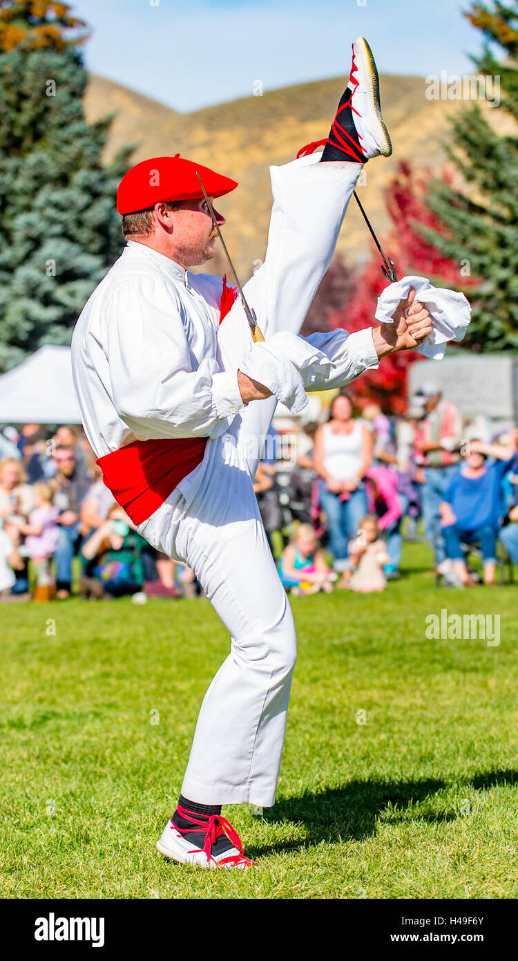 Detrás de las ovejas Festival. Vasco Oinkari bailarines realizando espada Danza, folclor justo, Hailey, Idaho, EE.UU. Foto de stock