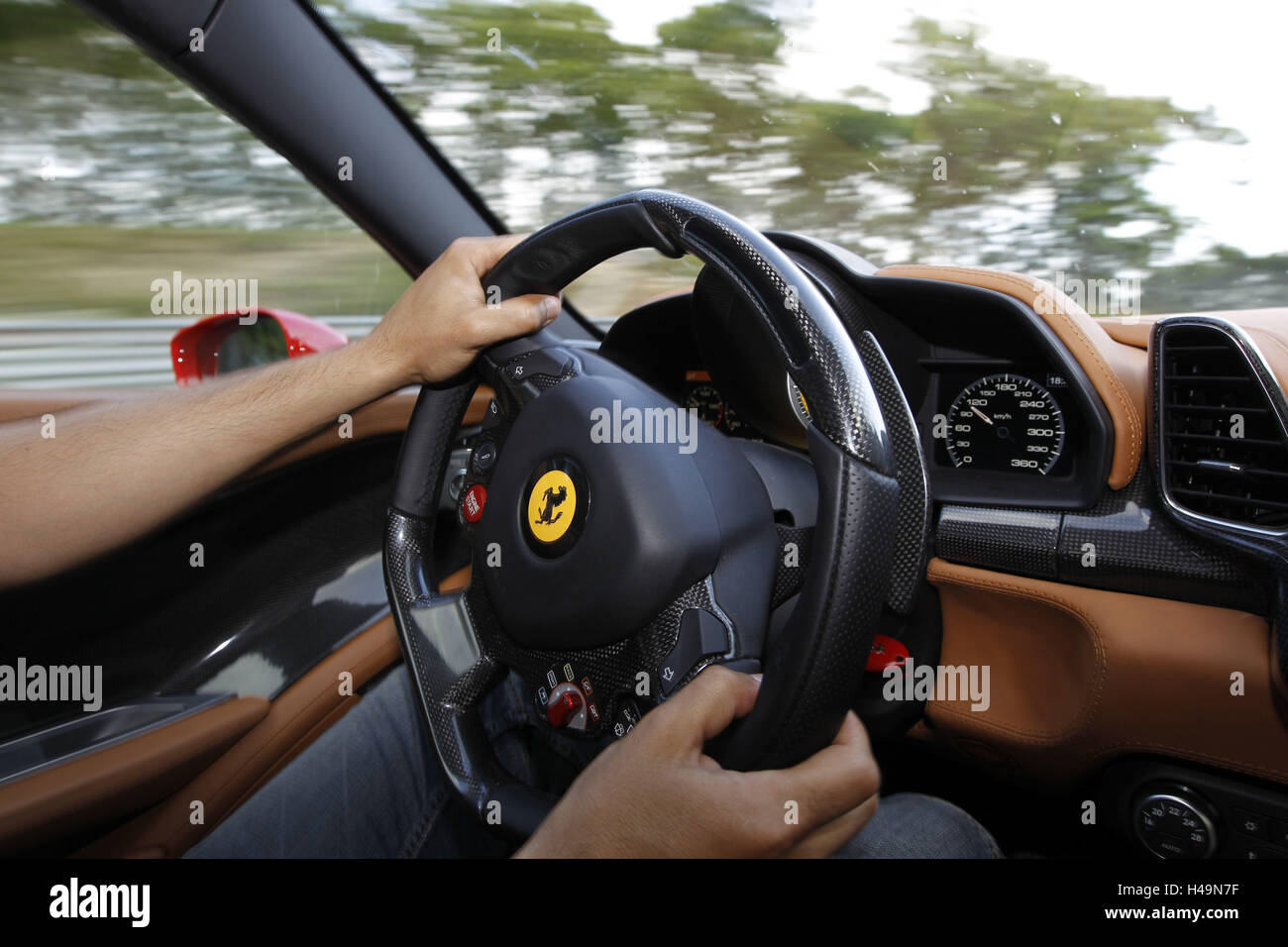 Coche, Ferrari 458 Italia, moviendo, detalle, controlador, las manos, los impuestos, los esqueletos, detalle Foto de stock