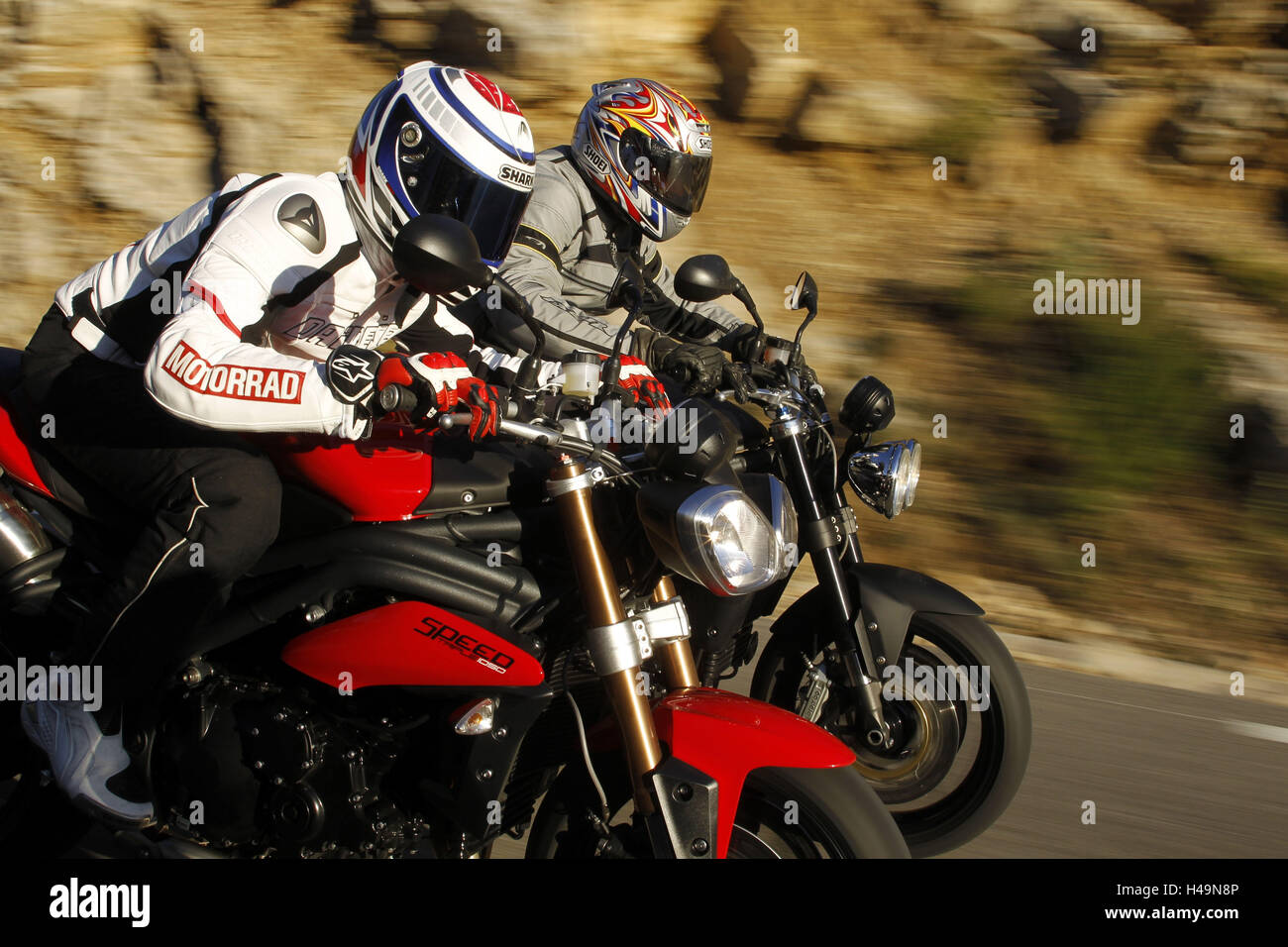 Los dos motociclistas, Triumph Speedtriple, recortadas, country road, mover Foto de stock