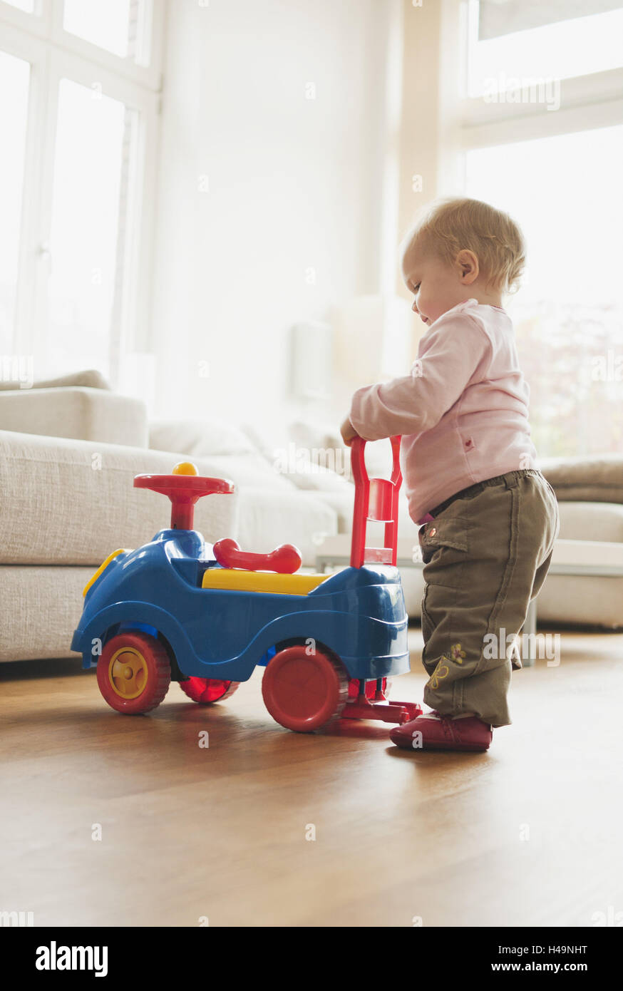 embotellamiento Curso de colisión Dictar Bebé de 14 meses de edad, el coche de juguete Fotografía de stock - Alamy