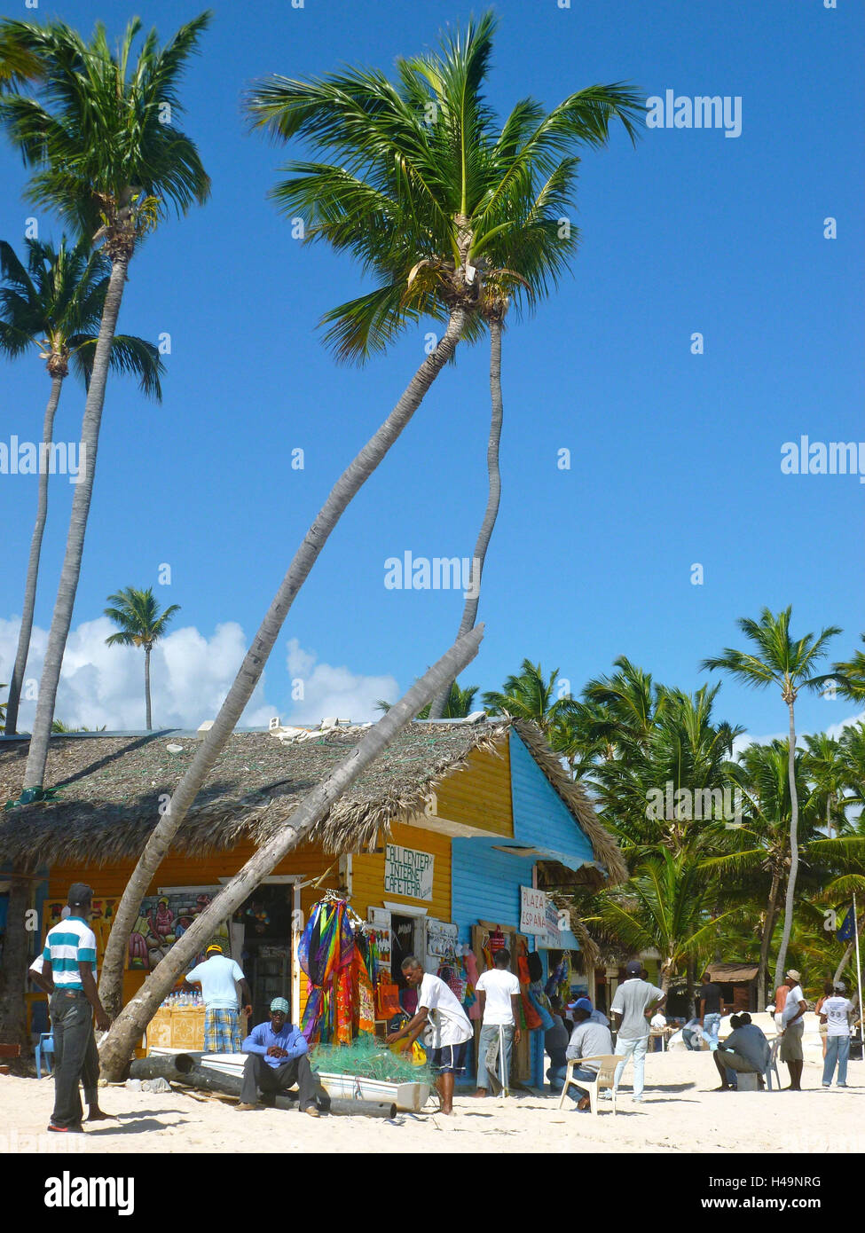 La República Dominicana, Punta Cana, Playa Bávaro, tienda de souvenir en cucharada Cortecito, palm beach, pescador y vendedor, Foto de stock