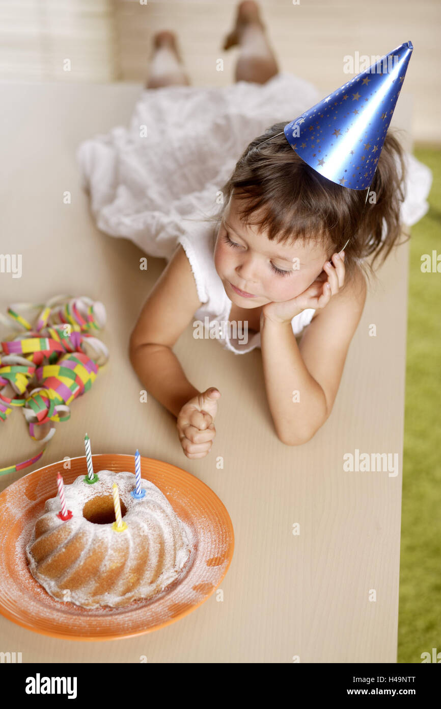 Niño, Niña, cuidado, torta de cumpleaños, tabla, mentira, celebrar el  soporte añadido, cumpleaños, infancia, 4-6 años, 4 años, platos, pasteles,  velas, velas de cumpleaños, fiesta, fiesta de cumpleaños, vacaciones, cumpleaños  infantil, solo