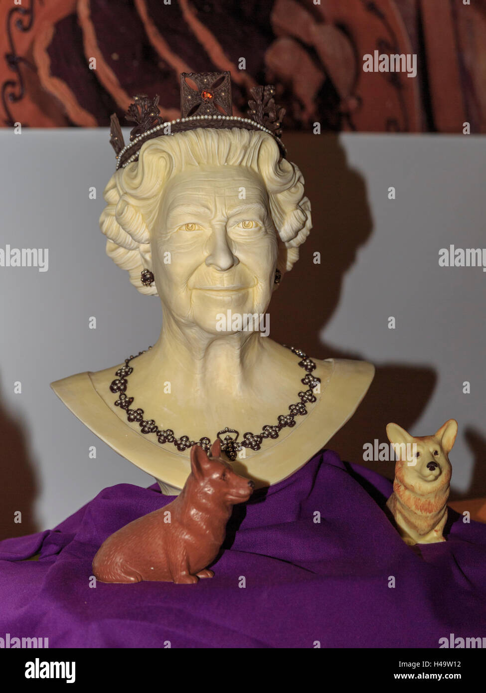 Kensington Olympia, Londres, 13 de octubre de 2016. Un chocolate busto de la Reina y su corgies por Chocolatician en el show. El Chocolate show, la grand finale de Chocolate, abre la semana en London's Olympia VIP con una velada de gala y chocolate Fashion Show, antes de recibir visitantes de 14º-16º de octubre. Crédito: Imageplotter noticias y deportes/Alamy Live News Foto de stock