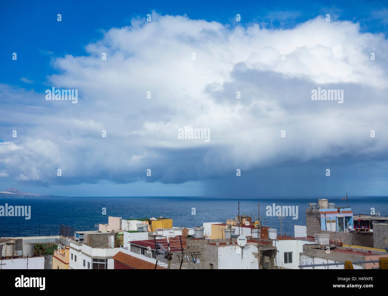 Las Palmas de Gran Canaria, Islas Canarias, España. El 14 de octubre, 2016.  El tiempo : un espectacular cielo sobre los tejados de la ciudad de Las  Palmas como rayas de lluvia