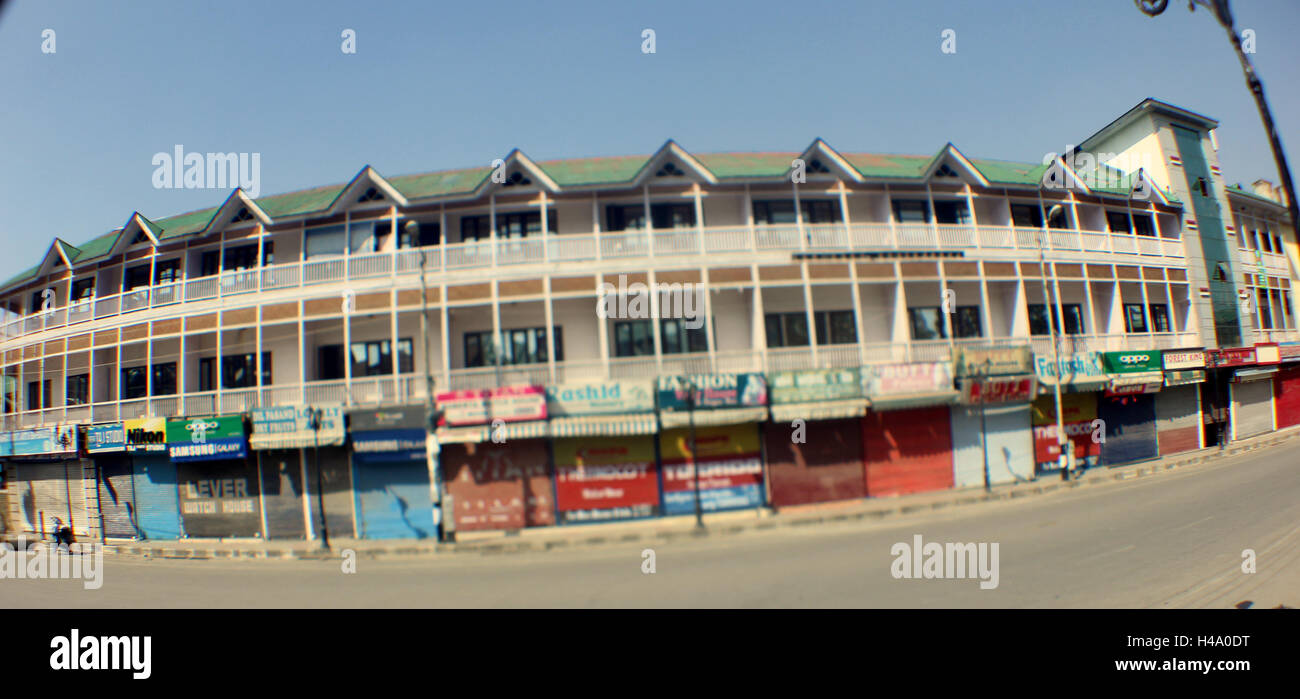 En Srinagar, Cachemira. El 14 de octubre, 2016. El toque de queda en algunas partes de Srinagar y restricciones en el resto de Cachemira siguen hoy en día como la vida normal en el valle permaneció paralizada durante 97días debido a las violentas protestas en Cachemira Crédito: ajaz bhat/Alamy Live News Foto de stock