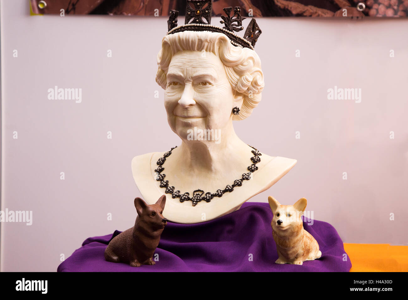Londres, Reino Unido. El 14 de octubre, 2016. El chocolate blanco, la escultura de la Reina Isabel II y el Royal Corgis en el Chocolate Show en el Olympia de Londres, Reino Unido. © Laura De Meo/Alamy Live News Crédito: Laura De Meo/Alamy Live News Foto de stock
