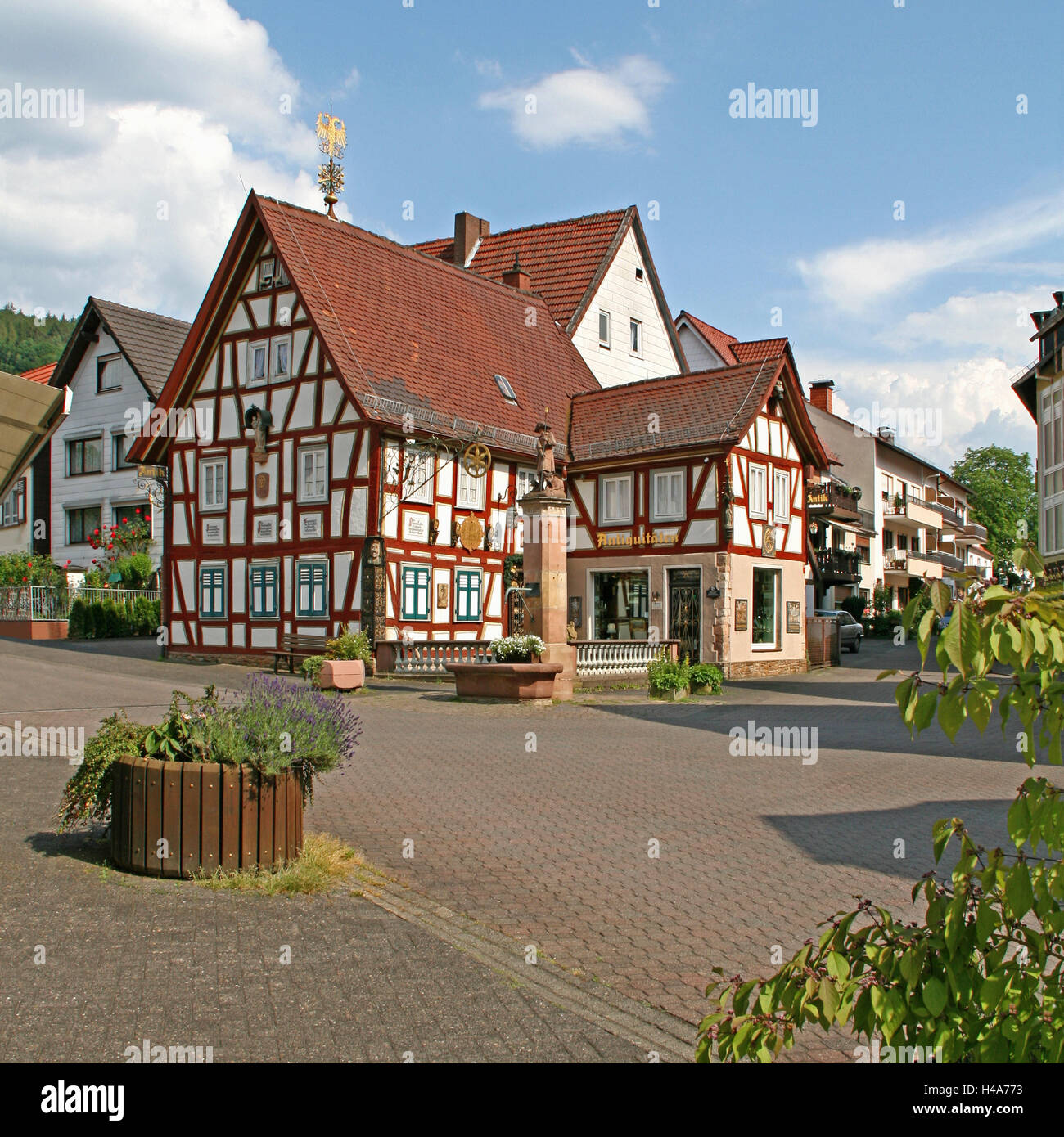 Alemania, Hesse, baño Orb, Old Town, inn, así, Wendelinusbrunnen, paredes entramadas, estilo arquitectónico, con entramados de madera, en el exterior, nadie, espacio Foto de stock