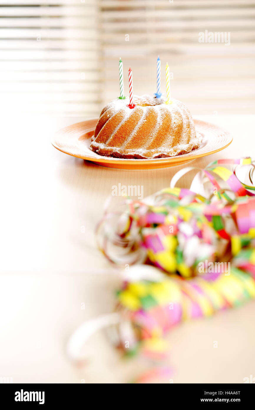 Fiesta de cumpleaños de niños, Stilllife, tabla, torta de cumpleaños, streamers, cumpleaños, niñez, fiesta, fiesta, preparación, decoración, fiesta de cumpleaños, de 4 años, platos, pasteles, velas, cuatro velas de cumpleaños, celebrar, vacaciones, alegría, nadie, Foto de stock