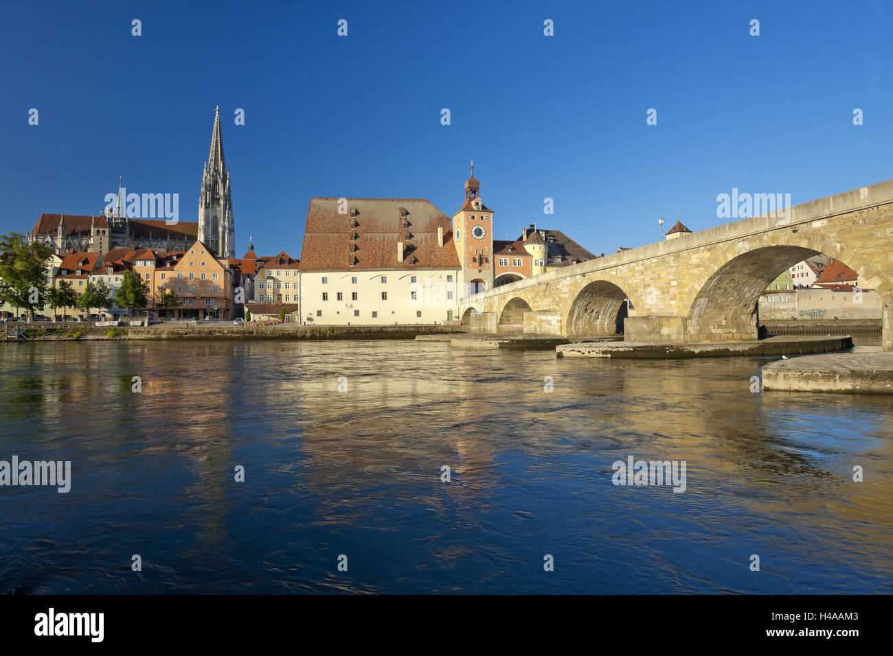 Alemania, Baviera, Regensburg, el Danubio, el antiguo puente de piedra, la catedral, casa Salzstadel Foto de stock