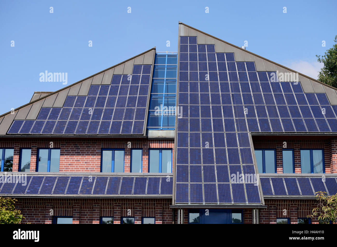 Techo con células solares de una inusual casa privada, Alemania, Renania del Norte - Westfalia, Düsseldorf. Foto de stock