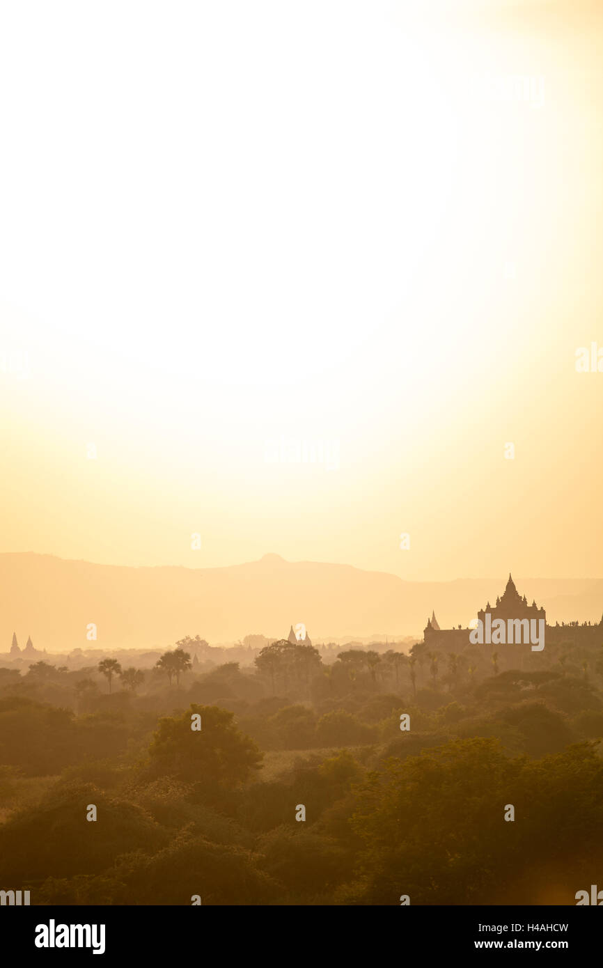 Amanecer sobre antiguos templos de Bagan, Myanmar Foto de stock