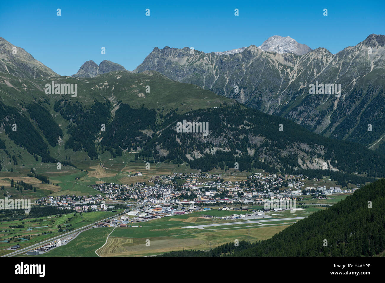 Samedan, aeródromo, pueblo de montaña, Grisones, la Engadina, Oberengadin, fotografía aérea, Suiza Foto de stock
