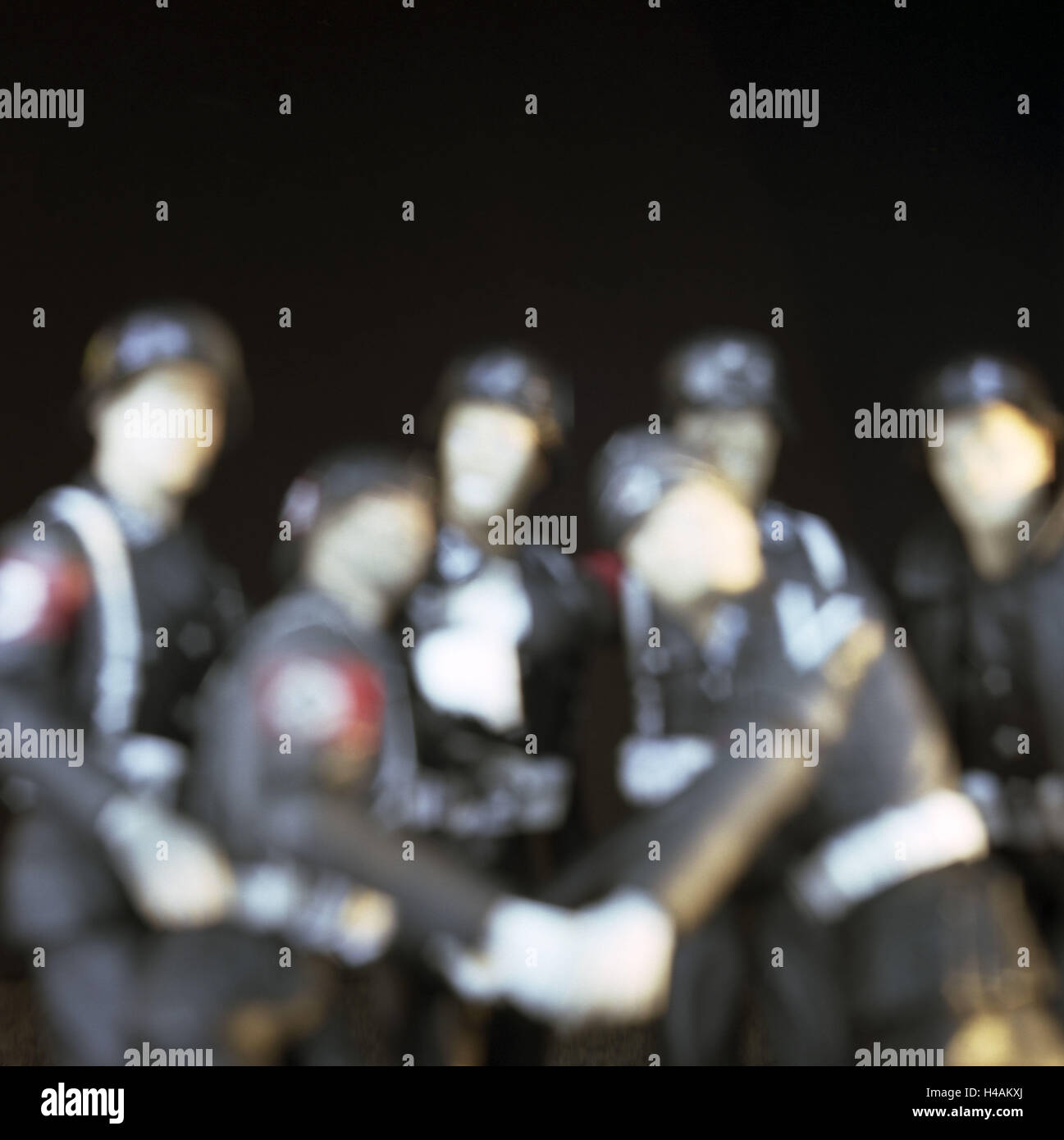 Figuras en miniatura, soldados y 'hombre', medio cercano con el agujero de la cámara de imagen, desenfoque Foto de stock