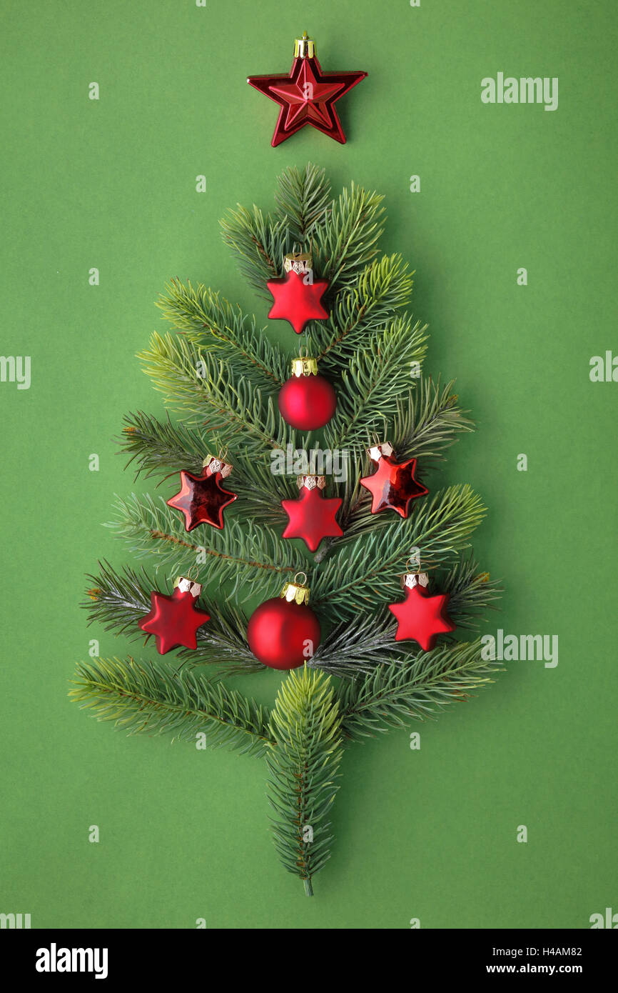 Árbol de Navidad,un banco fir y bolas Foto de stock