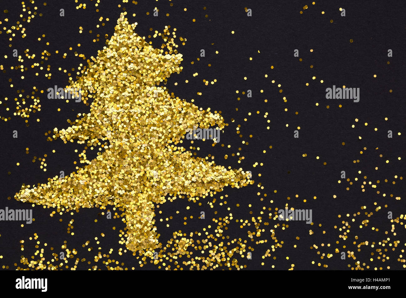 Árbol de navidad de lentejuelas de oro,fondo negro Foto de stock