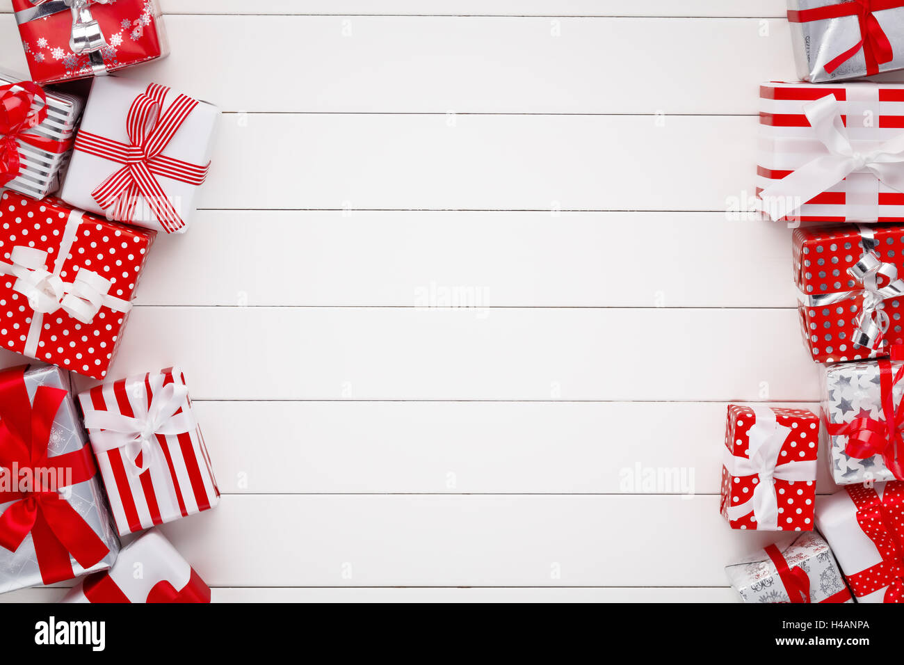Cajas de Regalo de navidad en placa de madera blanca Foto de stock