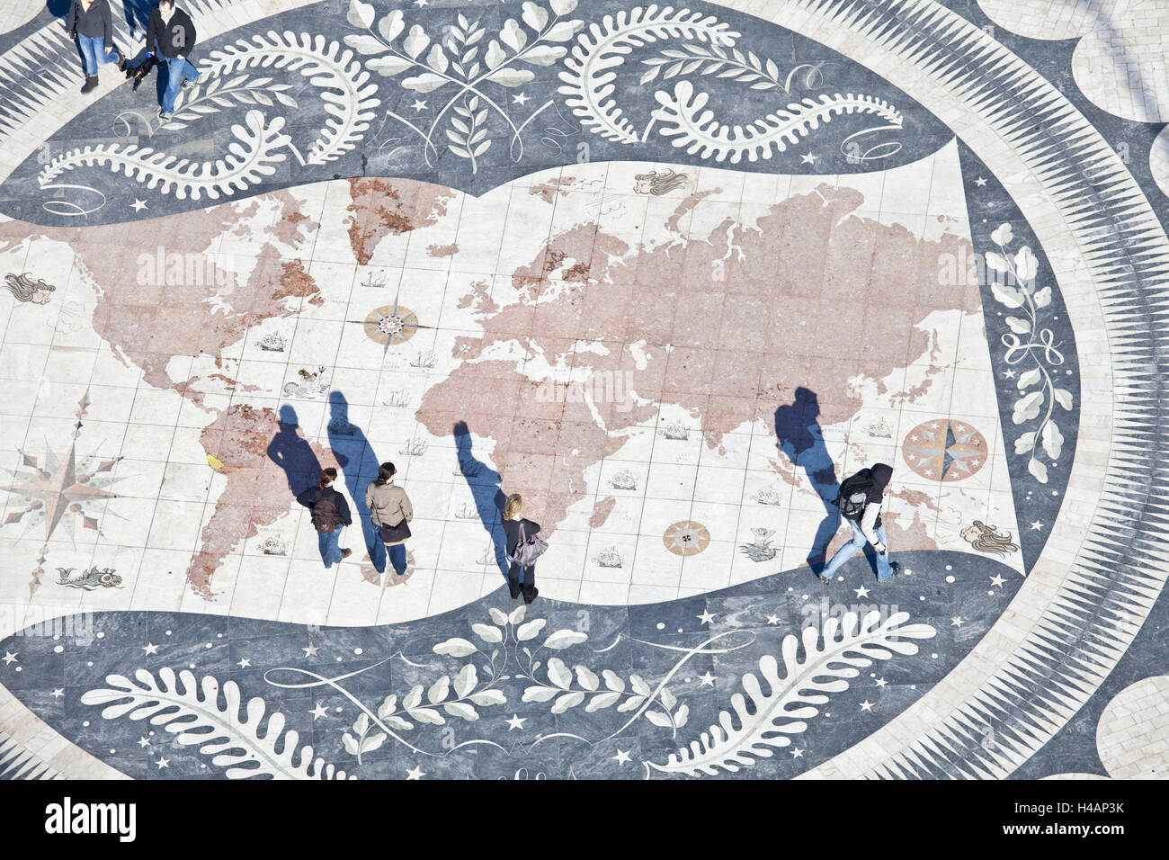 Los turistas en un gigantesco mapa del mundo sobre el pie del Padrão dos Descobrimentos, Belem, Lisboa, Portugal, Europa Foto de stock