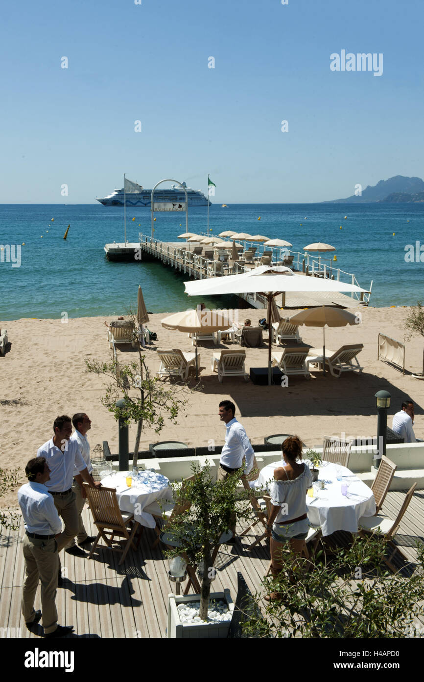 Francia, Cote d'Azur, a Cannes, playa, en el paseo marítimo boulevard de la Croisette, Foto de stock