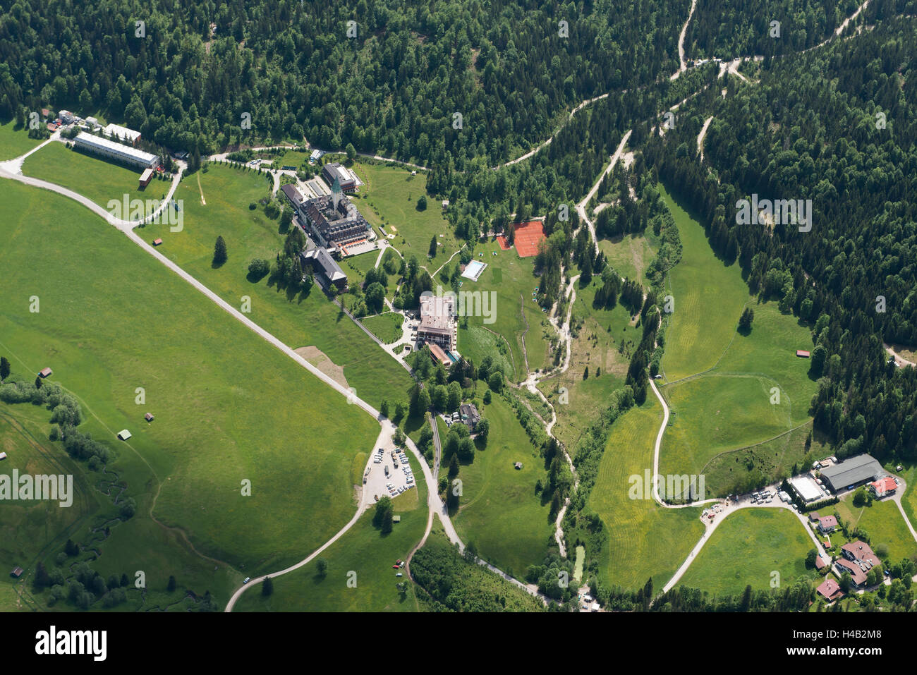 Elmau, castillo Elmau, sobre la cumbre del G7, hotel Reintal, tierras altas, Alta Baviera, Baviera, Alemania, toma aérea Foto de stock