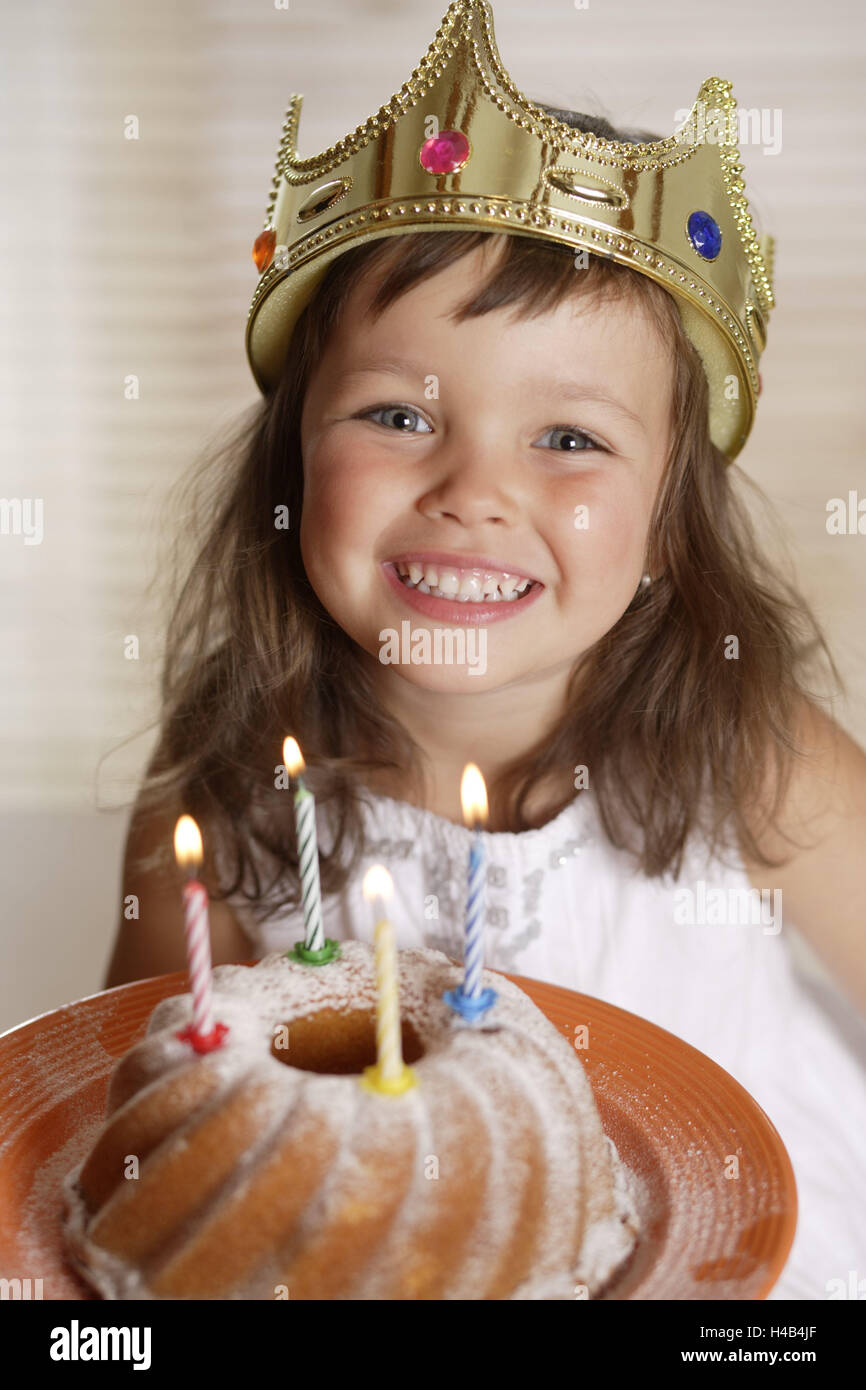 Niño, Niña, corona, pastel de cumpleaños, feliz sonrisa, blast retrato, cumpleaños, infancia, 4-6 años, 4 años, platos, pasteles, velas, velas de cumpleaños, celebrar, fiesta, fiesta de cumpleaños, vacaciones, la alegría, el humor, la alegría, la fiesta de cumpleaños de niños, sólo, risa, diversión, felizmente, Foto de stock