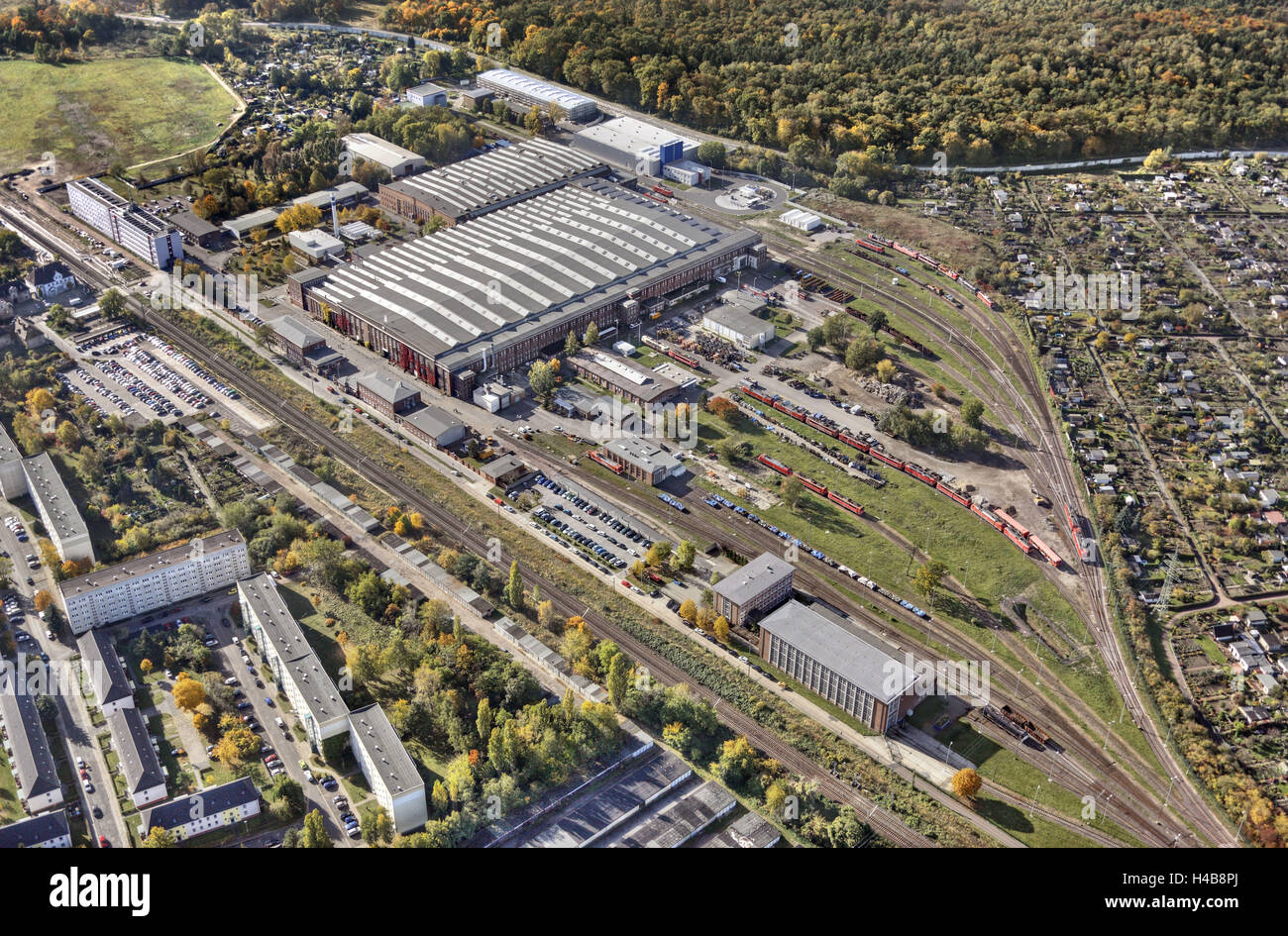 Alemania, en el Estado federado de Sajonia-Anhalt, Dessau, naves industriales, pistas, locomotoras, desde arriba, toma aérea, Foto de stock