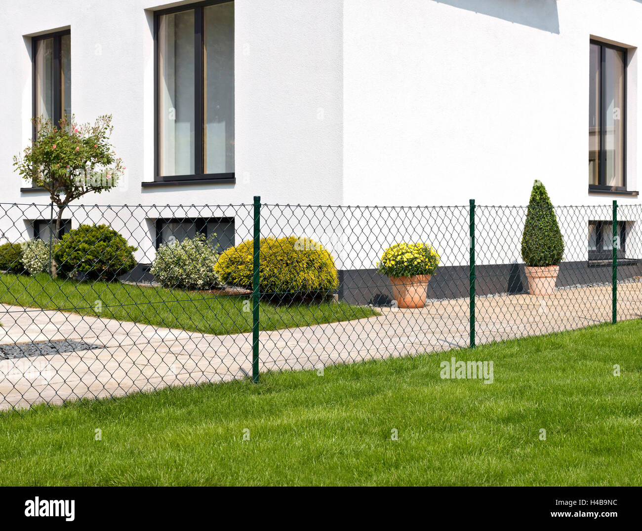 Malla de alambre, cerca de casa, jardín, propiedad, separe Fotografía de  stock - Alamy