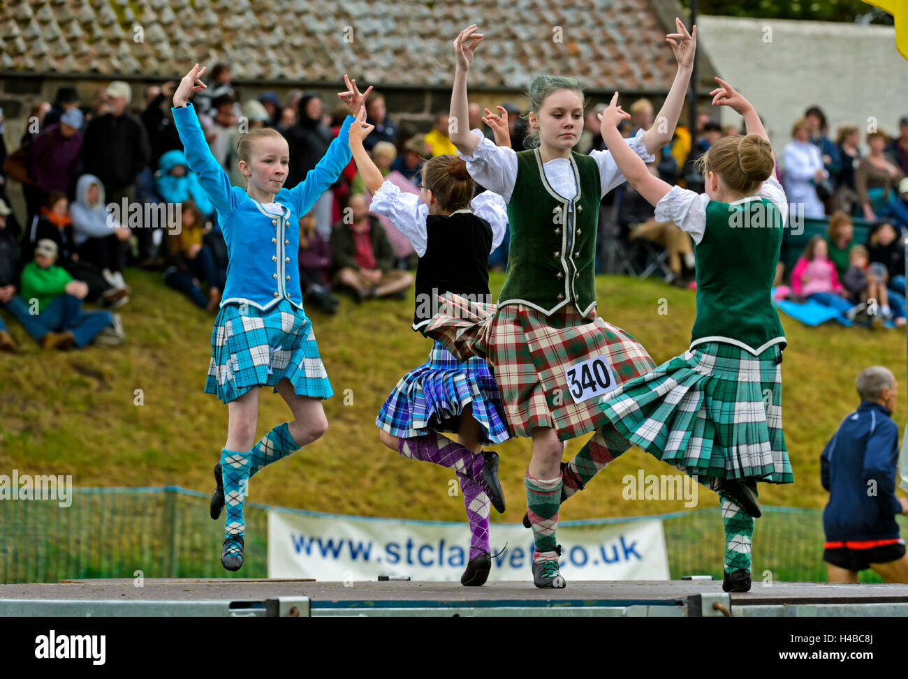 Las niñas bailando en faldas escocesas en el Ceres Highland Games concurso de danzas folklóricas, Ceres, Scotland, Reino Unido Foto de stock