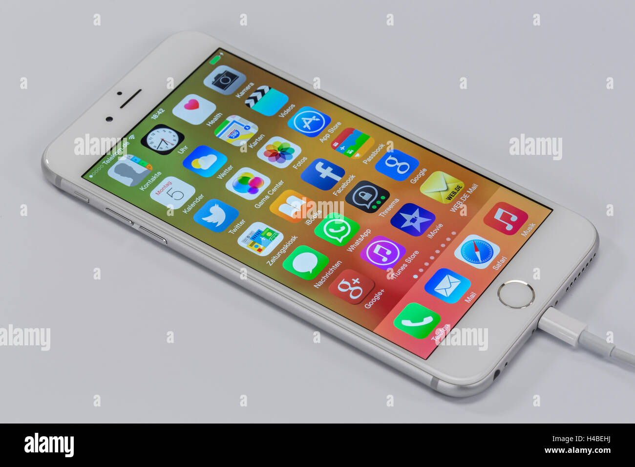 Apple iPhone 6 plus, Lightning conector cable USB, pantalla, aplicaciones,  programas multi-función táctil Fotografía de stock - Alamy