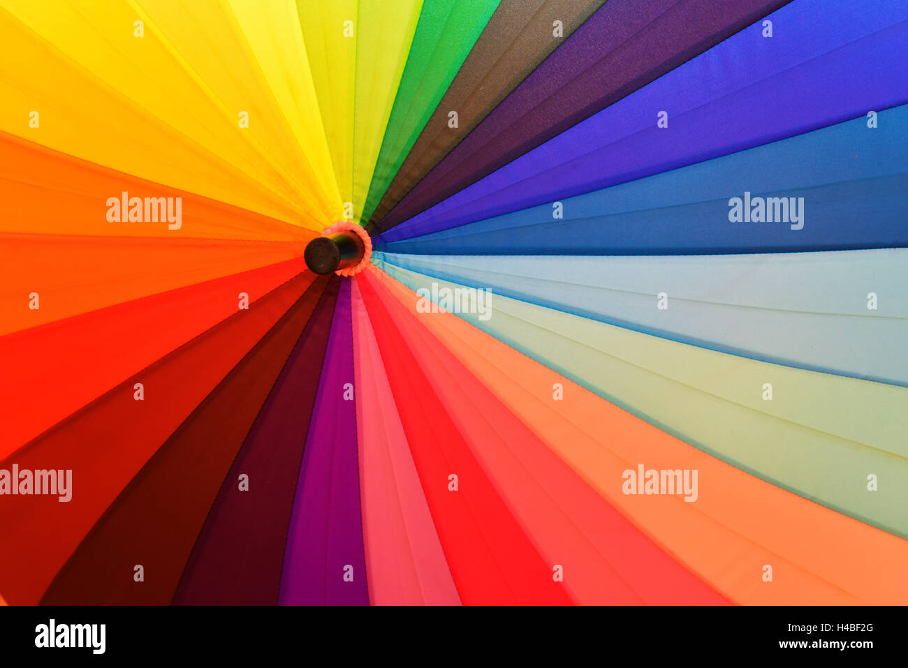 Paraguas con brillantes colores del arco iris cerca--arriba Foto de stock