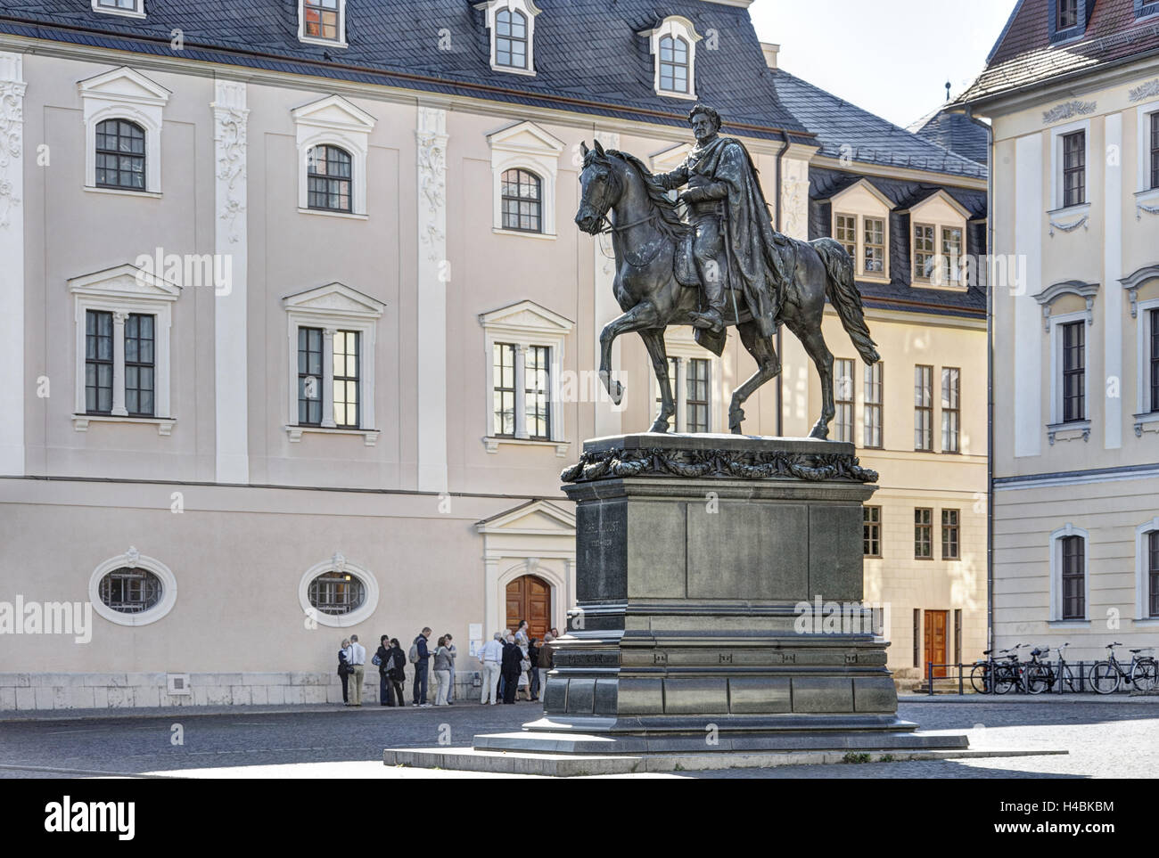 Alemania, Turingia, Weimar, Platz der Republik (cuadrado), el monumento, el Príncipe Carl August, casas, grupo de tour, Foto de stock