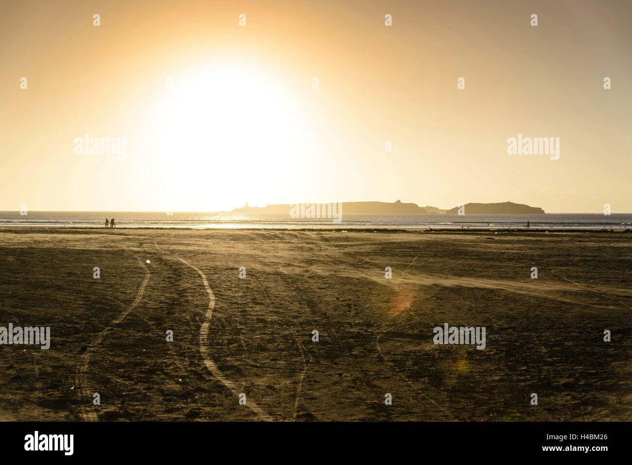 África, Marruecos, Essaouira, Atlántico, playa, luz trasera, Foto de stock