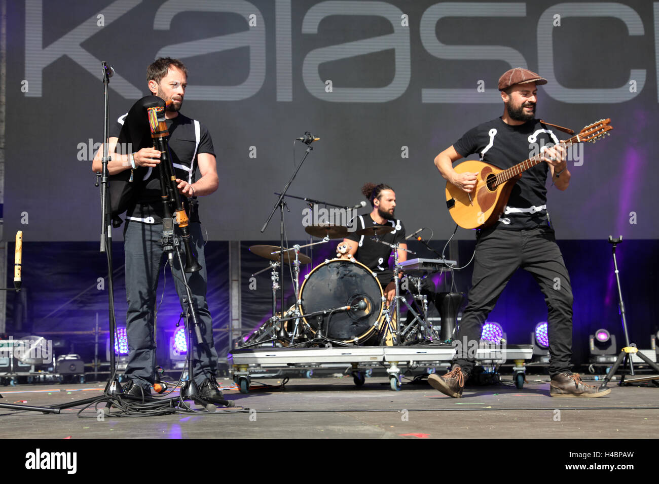 Banda italiana Kalascima actúa en el festival de música de colores de Ostrava, República Checa, el 15 de julio de 2016. Foto de stock