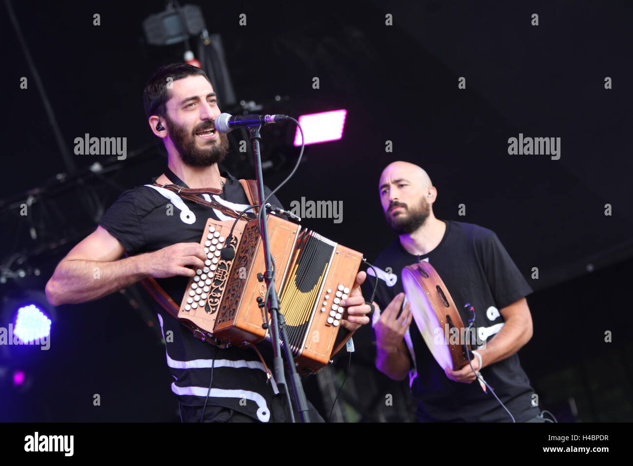 Banda italiana Kalascima actúa en el festival de música de colores de Ostrava, República Checa, el 15 de julio de 2016. Foto de stock