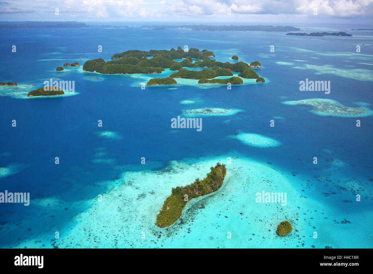 Vista aérea del archipiélago de 70 islas, República de Palau, Micronesia, Océano Pacífico Foto de stock