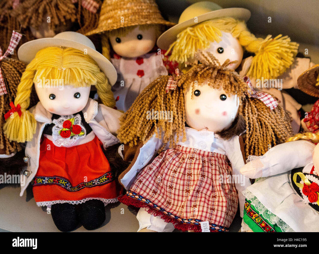 Muñecas de trapo tradicionales fotografías e alta - Alamy