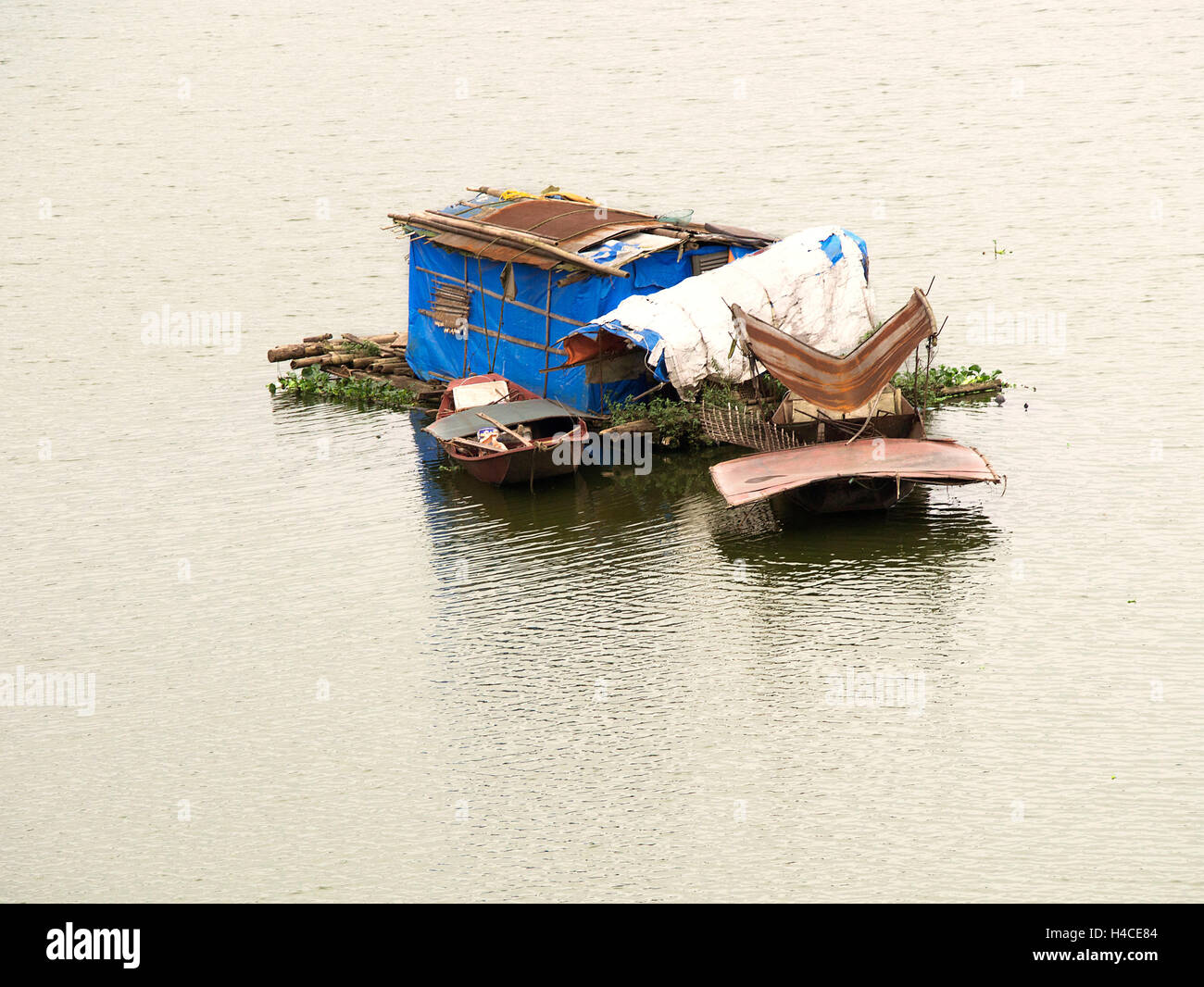 Cabaña residencial en el río rojo de Hanoi. Foto de stock