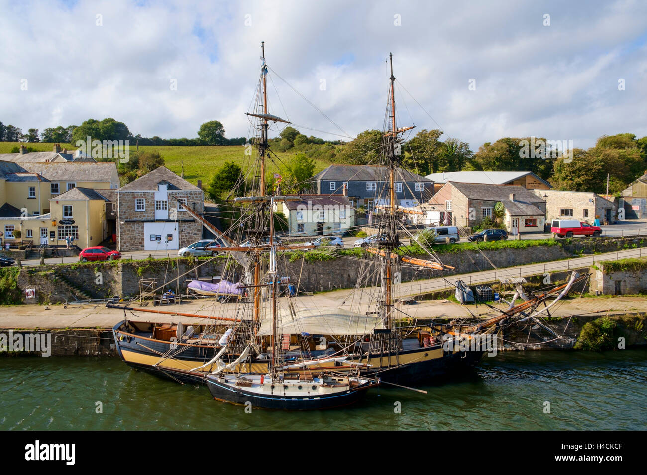 Los grandes veleros atracados en el puerto de Charlestown village, Cornwall, Inglaterra, Reino Unido. Foto de stock