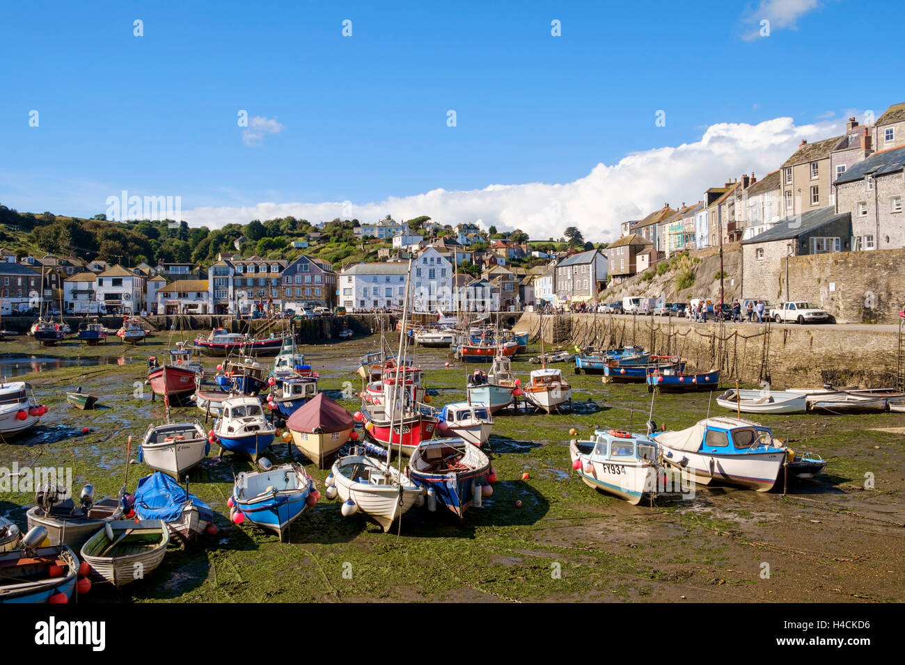 Mevagissey puerto y un puerto pesquero con botes de pesca en la marea baja, Cornwall, Inglaterra, Reino Unido. Foto de stock