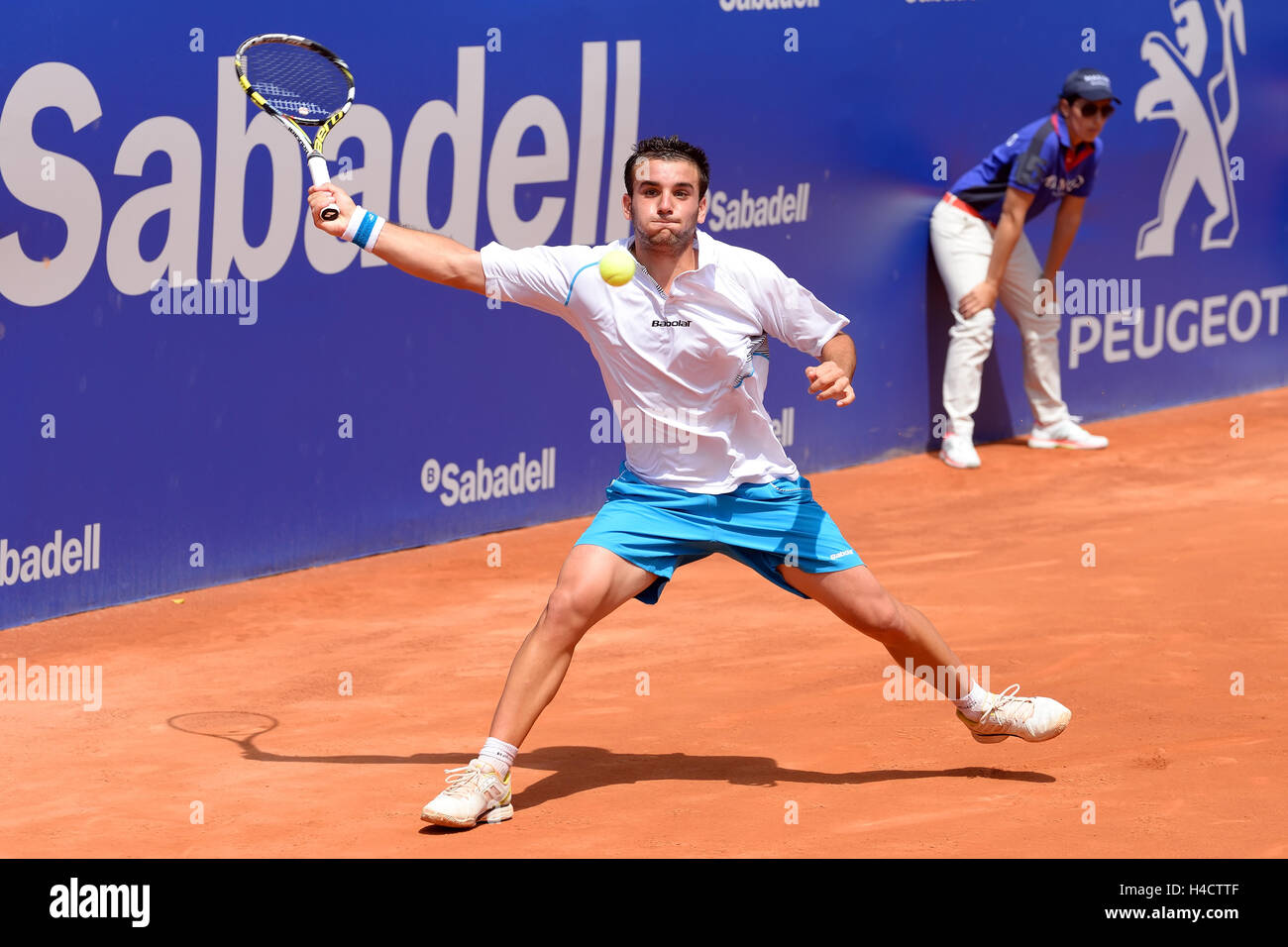 BARCELONA - 18 de abril: Oriol Roca Batalla (Jugador de tenis español) desempeña en la ATP Barcelona Open Banc Sabadell, Conde de Godó tourn Foto de stock