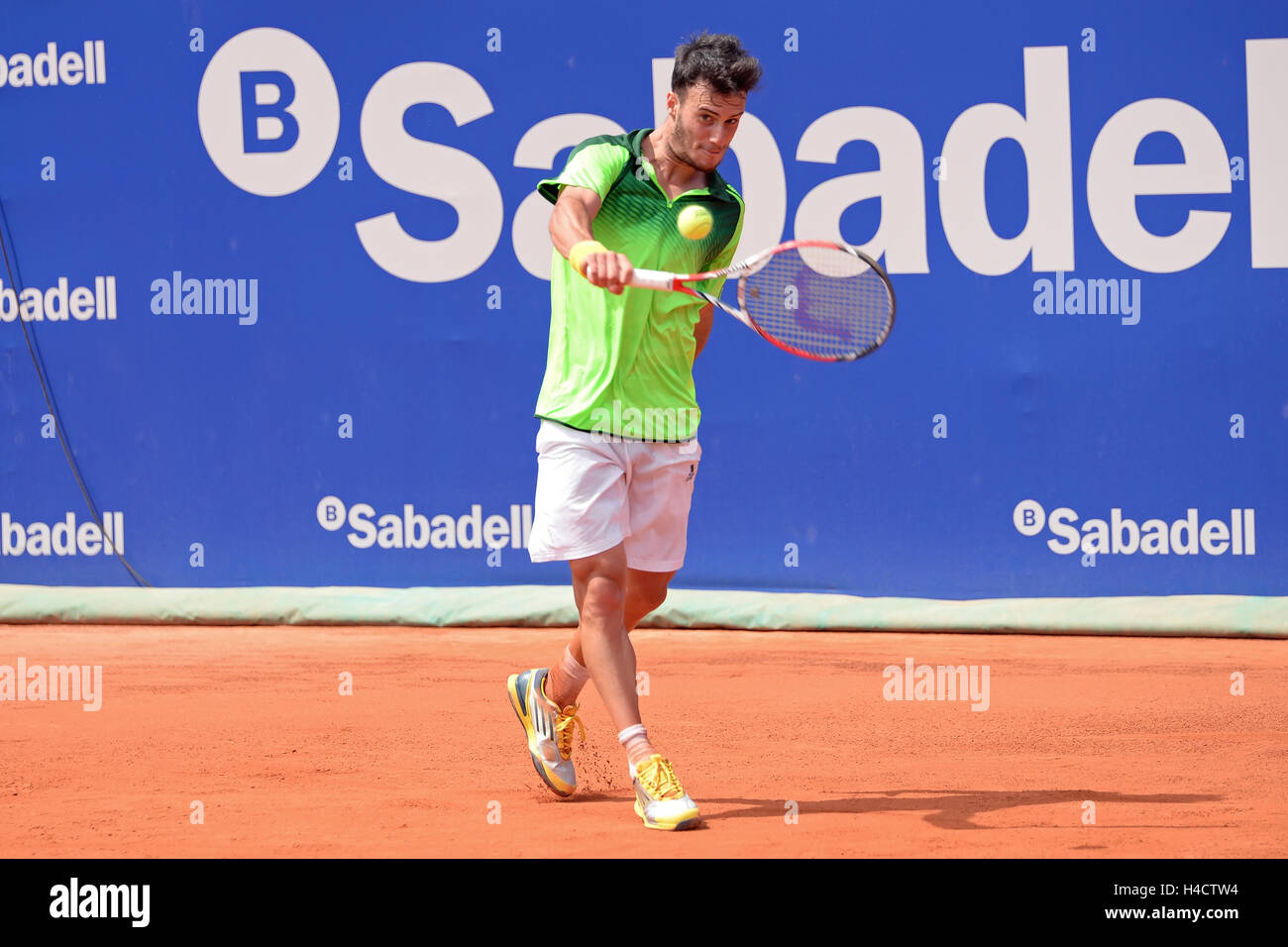 BARCELONA - 18 de abril: Javier Marti (Jugador de tenis español) desempeña en la ATP Barcelona Open Banc Sabadell, Conde de Godó torneo Foto de stock