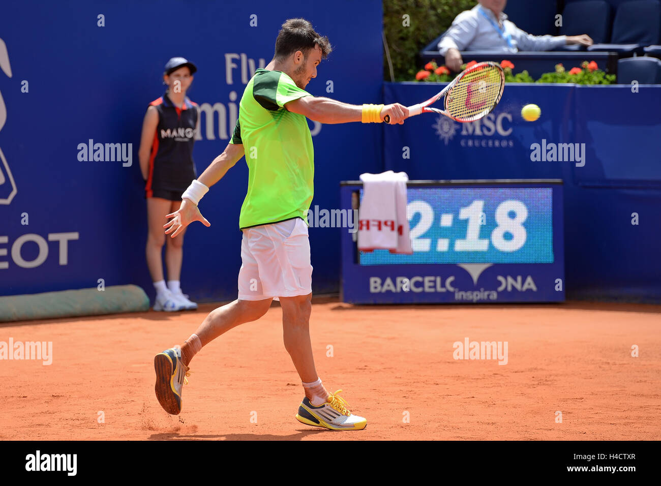 BARCELONA - 18 de abril: Javier Marti (Jugador de tenis español) desempeña en la ATP Barcelona Open Banc Sabadell, Conde de Godó torneo Foto de stock