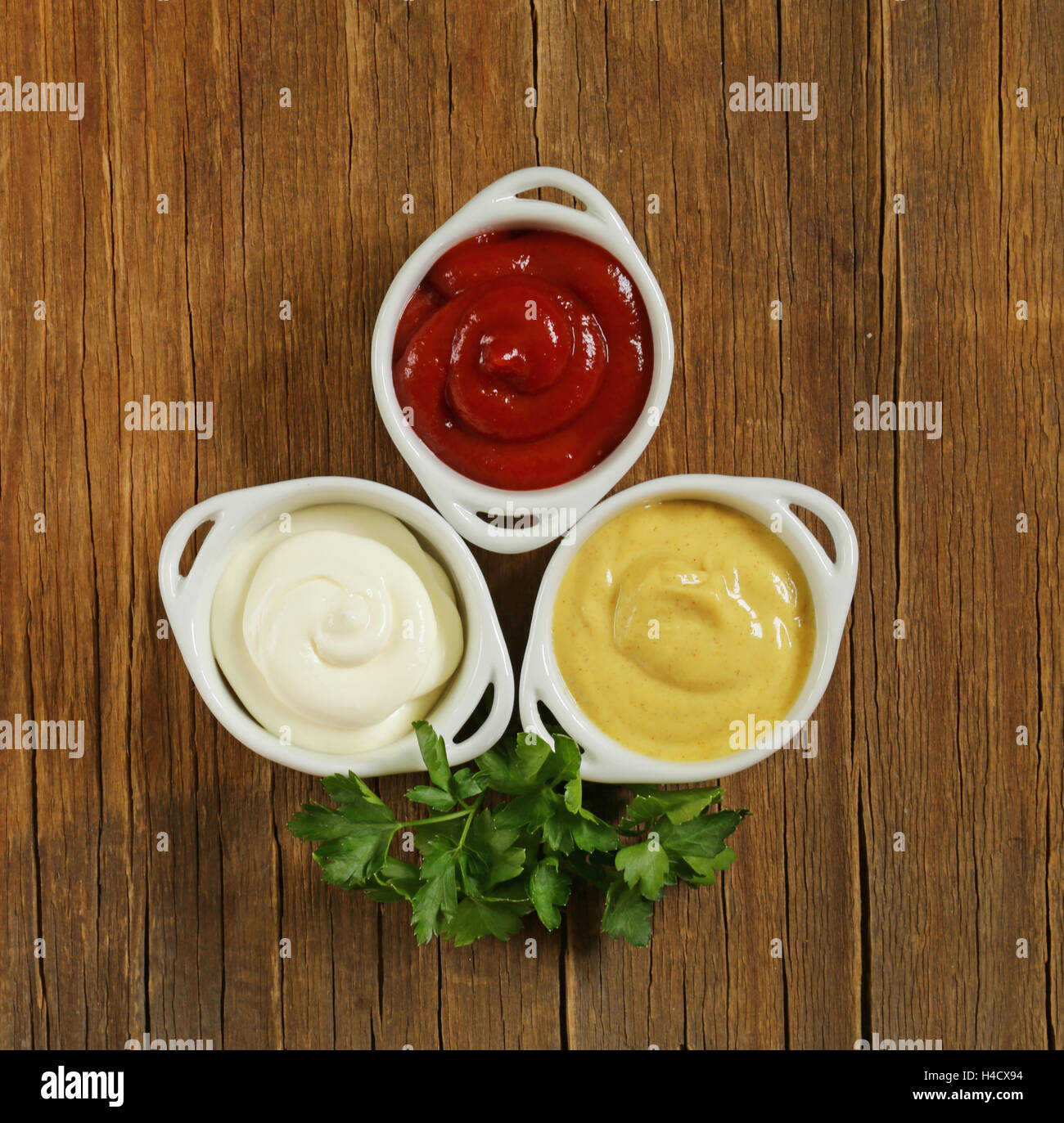 Salsas de ketchup y mayonesa fotografías e imágenes de alta resolución