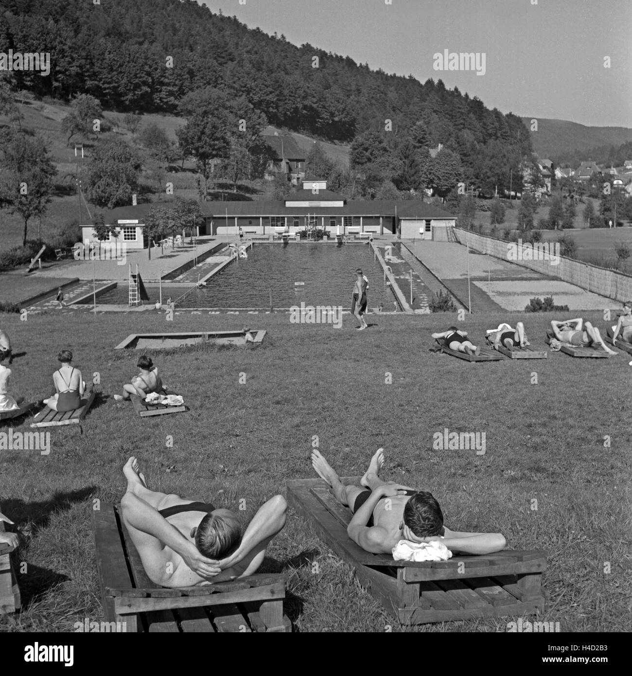 Badegäste im Schwimmbad von Wildbad im Schwarzwald, Deutschland 1930er Jahre. Personas con un bronceado baño en Wildbad en Selva Negra, Alemania 1930. Foto de stock
