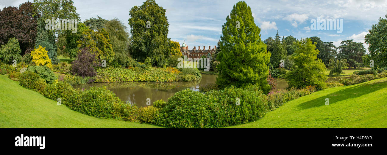 Parque y lago de la casa de Sandringham, Norfolk, Inglaterra Panorama Foto de stock