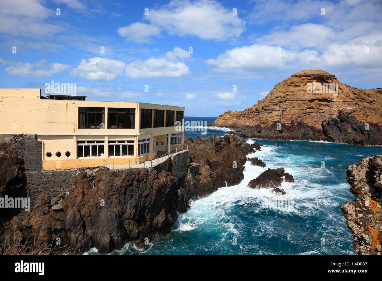 Baños de roca de lava, piscinas, piscinas naturaleza de una brusca franqueo Moniz en la costa noroeste de la isla de Madeira, la pequeña Isla Ilheu mole Foto de stock