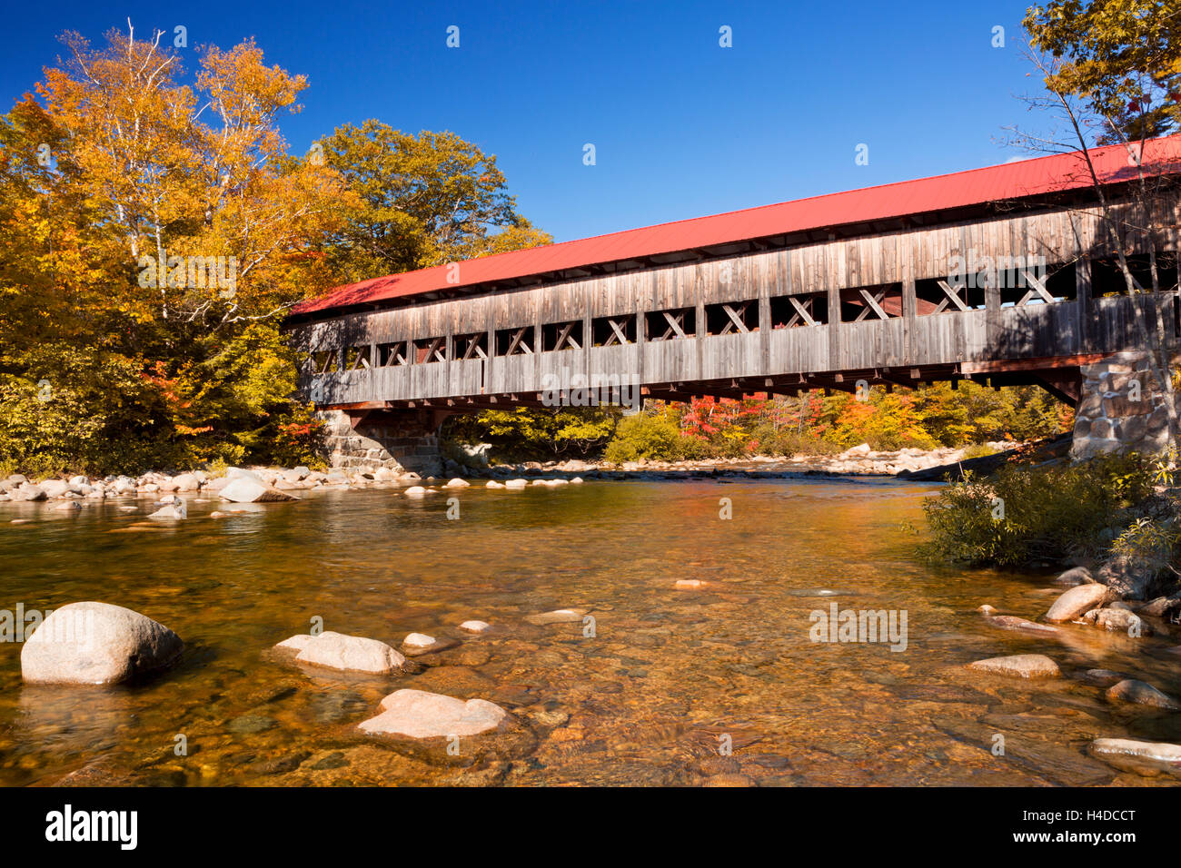 El Albany puente cubierto sobre el río Swift en el White Mountain National Forest, en New Hampshire, Estados Unidos. Foto de stock
