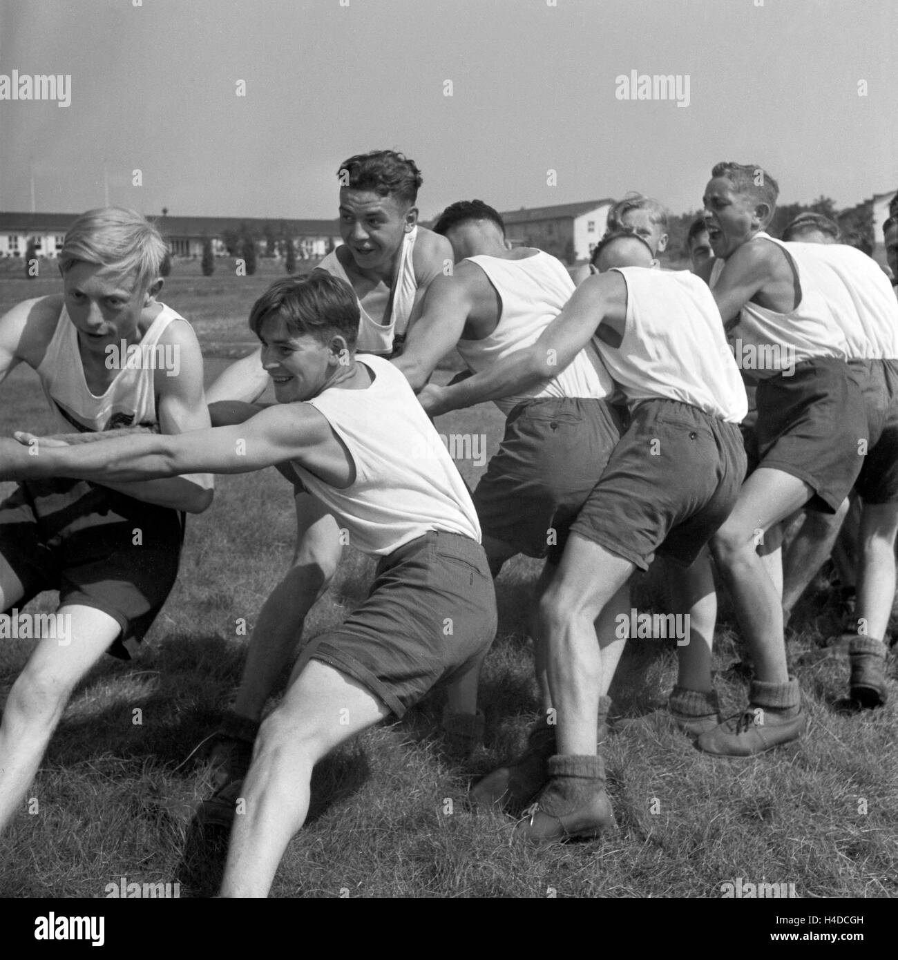 Original-Bildunterschrift: Tauziehen gehört zu den beliebtesten Übungen beim Deporte, Deutschland 1940er Jahre. Tug-of-war es uno de los ejercicios más favorito, Alemania 1940. Foto de stock
